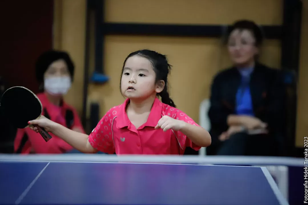 Criança jogando Tênis de Mesa